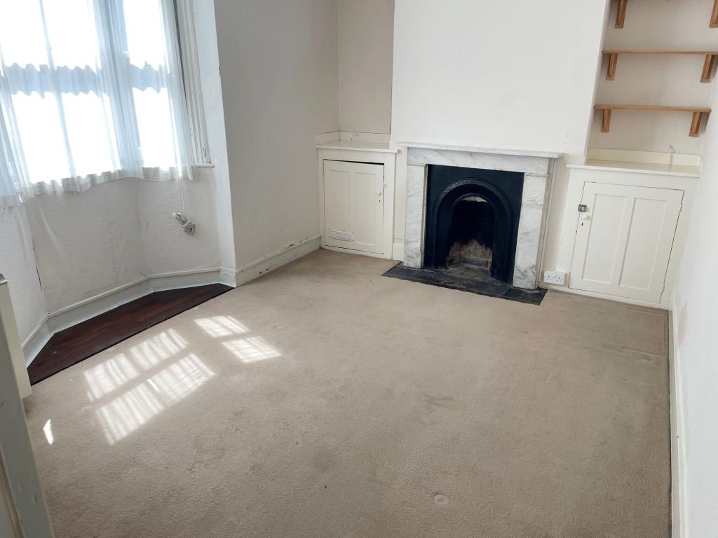 Lot: 116 - FREEHOLD CITY PROPERTY ARRANGED AS TWO FLATS PLUS GARAGE WITH POTENTIAL -